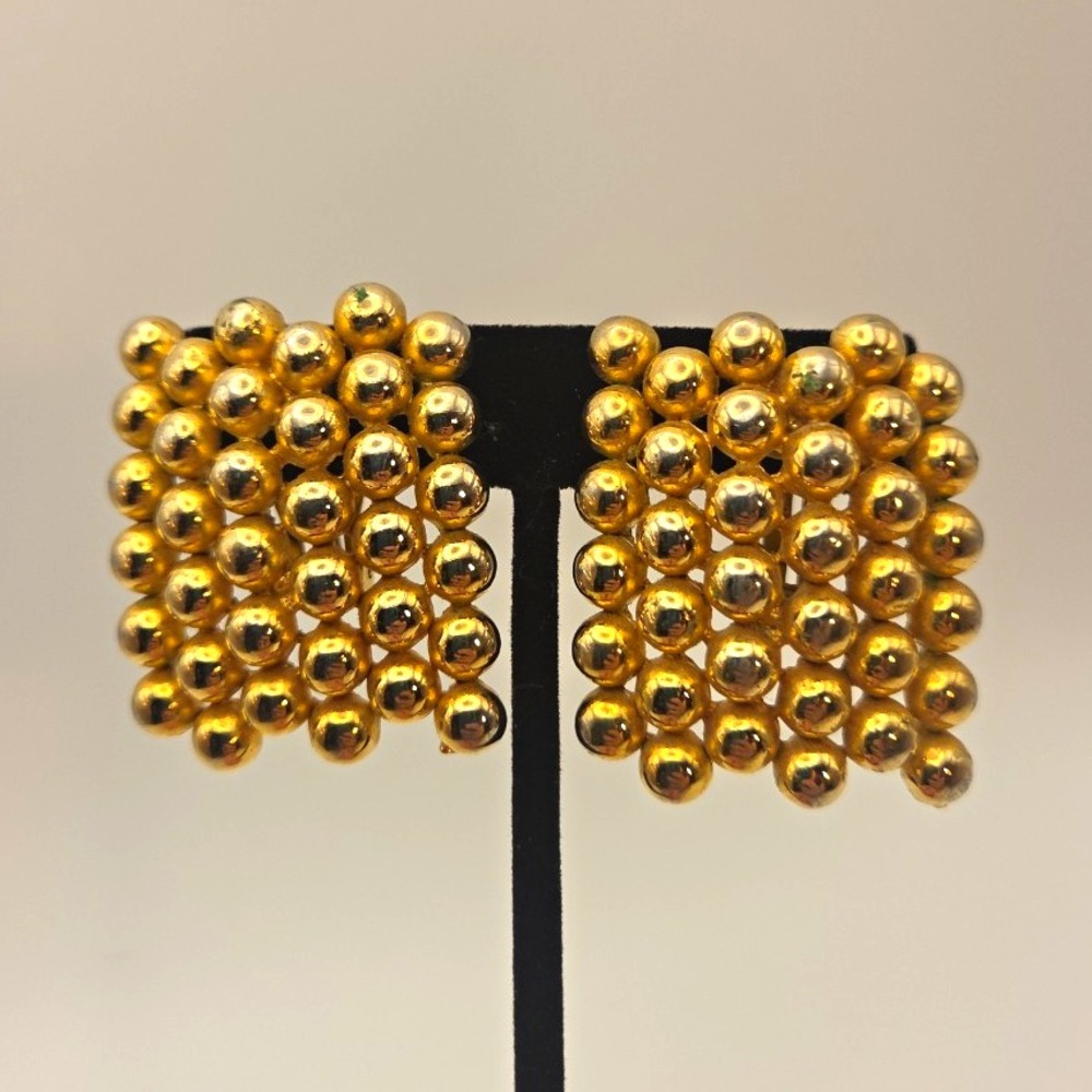 Vintage Gold Tone Beaded Cluster Dangle/Drop Clip-On Earrings does have wear